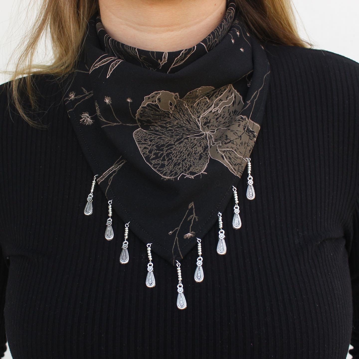 Bandana Verónica con flores y colgantes plateados, hecha a mano — Elefanterosado