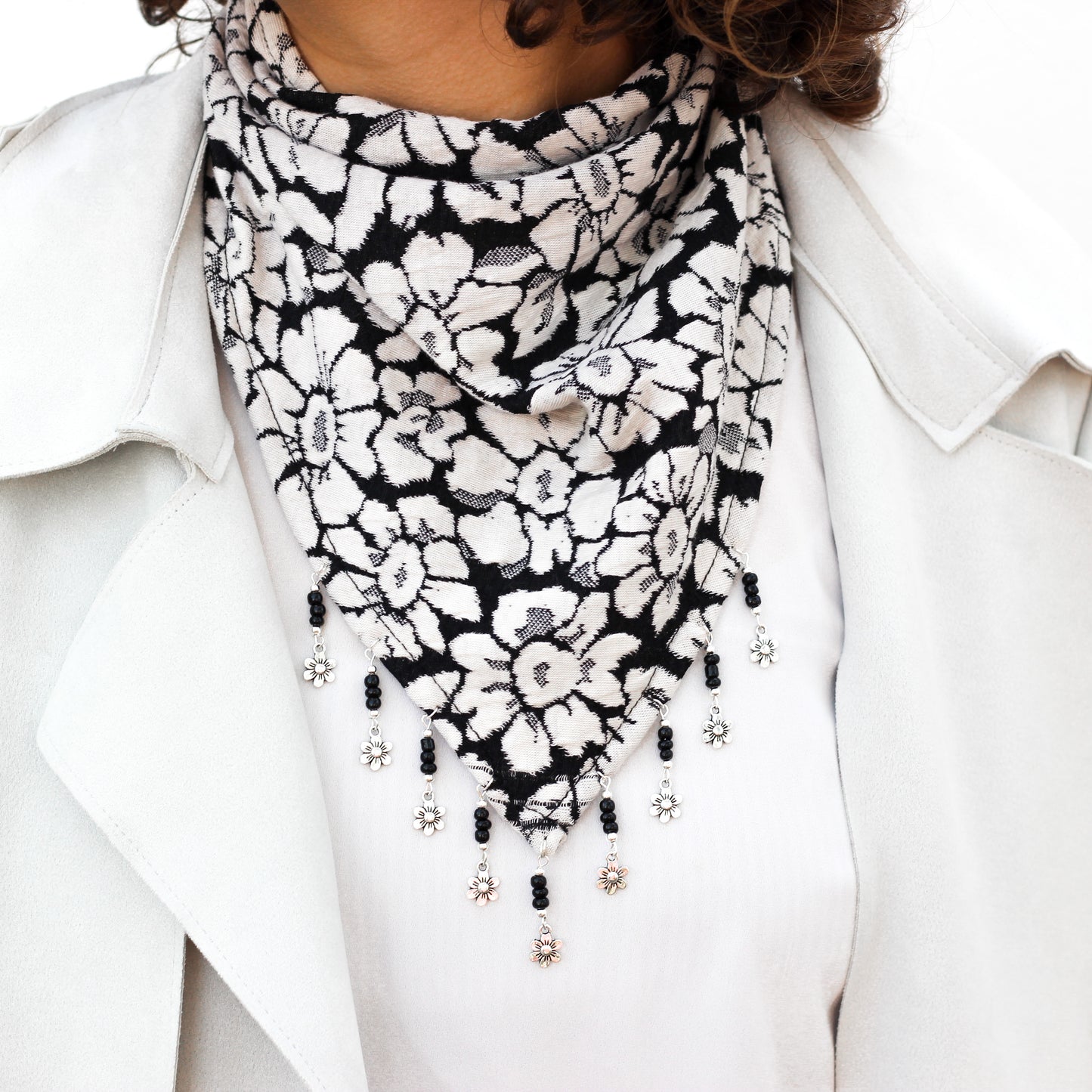 Bandana Ynka blanco y negro, vista de detalle, hecha a mano — Elefanterosado