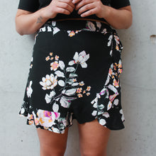 Cargar imagen en el visor de la galería, Black flower