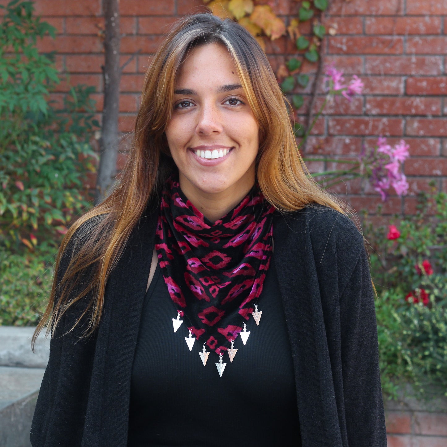 Bandana Olivia rosada y burdeo, vista de detalle, hecha a mano — Elefanterosado