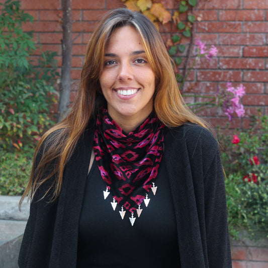 Bandana Olivia rosada y burdeo, vista de detalle, hecha a mano — Elefanterosado