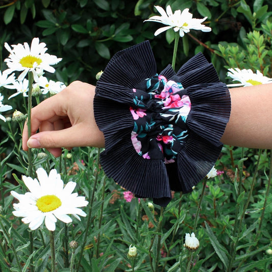 Scrunchie con flores sobre negro, hecho a mano — Elefanterosado