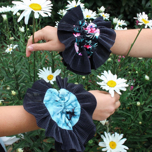 Scrunchie con flores sobre negro, vista de detalle, hecho a mano — Elefanterosado