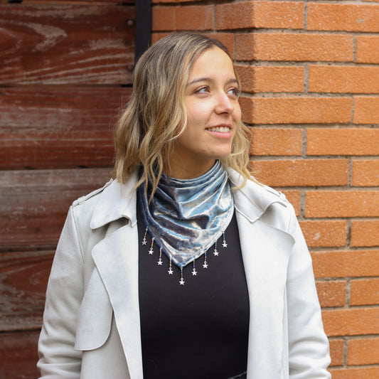 Bandana Carla tornasol celeste con dorado, hecha a mano — Elefanterosado
