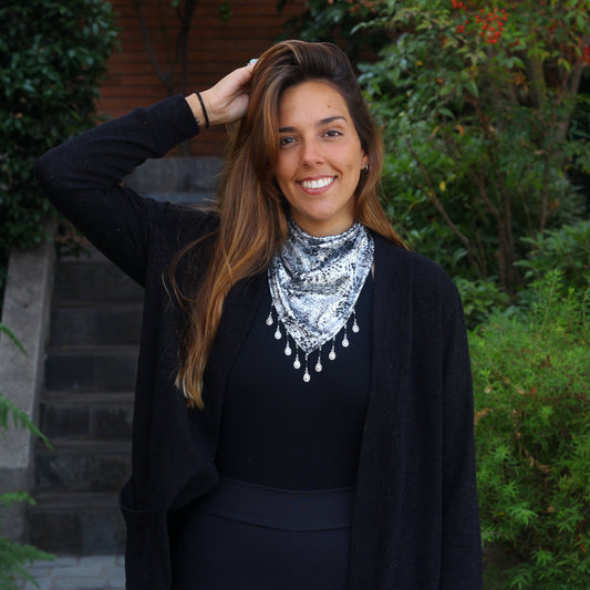 Bandana Ivanka gris, vista de detalle, hecha a mano — Elefanterosado