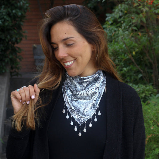 Bandana Ivanka gris, elegante y combinable, hecha a mano — Elefanterosado
