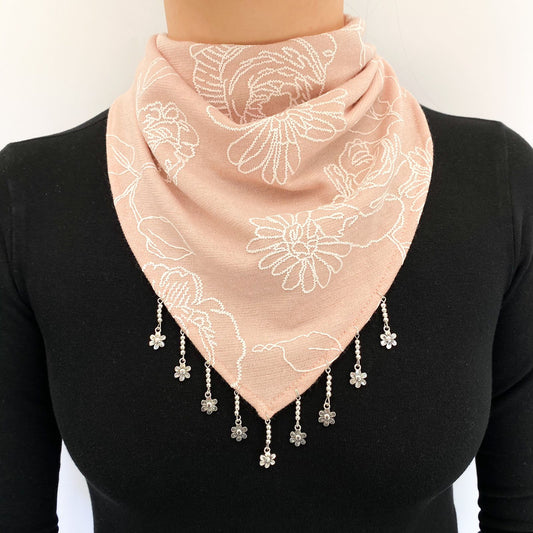 Bandana Joyce rosada con colgantes de flores, hecha a mano — Elefanterosado