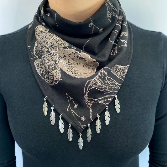 Bandana Lucía con flores y colgantes de plumas, hecha a mano — Elefanterosado