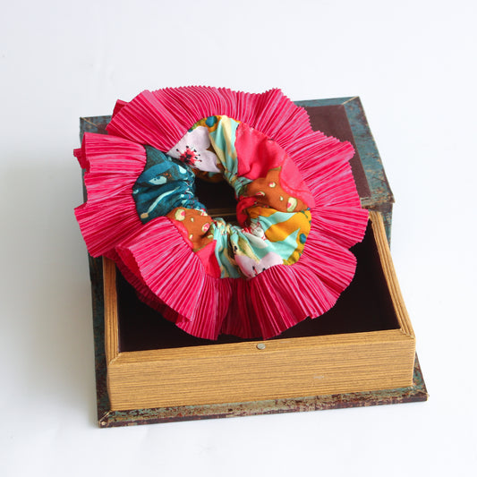 Scrunchie rosado con flores, hecho a mano — Elefanterosado