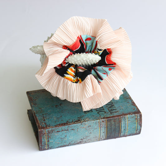 Scrunchie Hellebore con flores sobre negro y vuelito rosado, hecho a mano — Elefanterosado