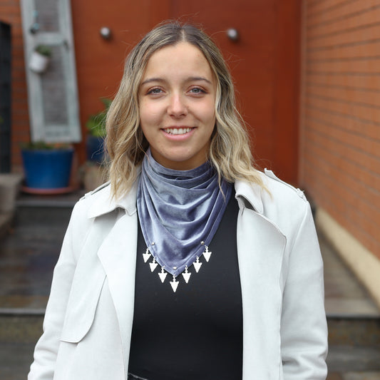 Bandana Javiera gris, vista de detalle, hecha a mano — Elefanterosado
