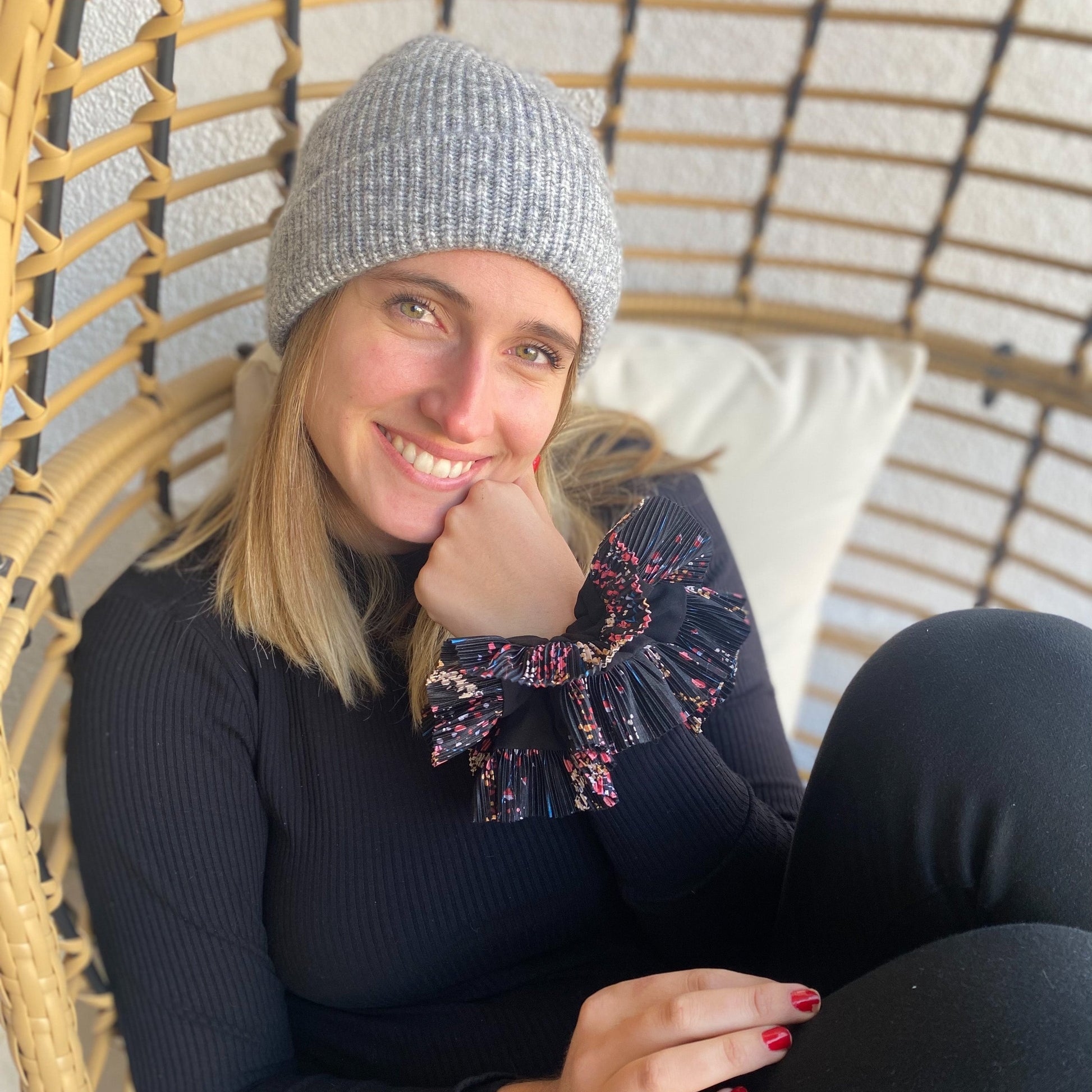 Gorro de lana gris, suave y abrigador, hecho a mano — Elefanterosado