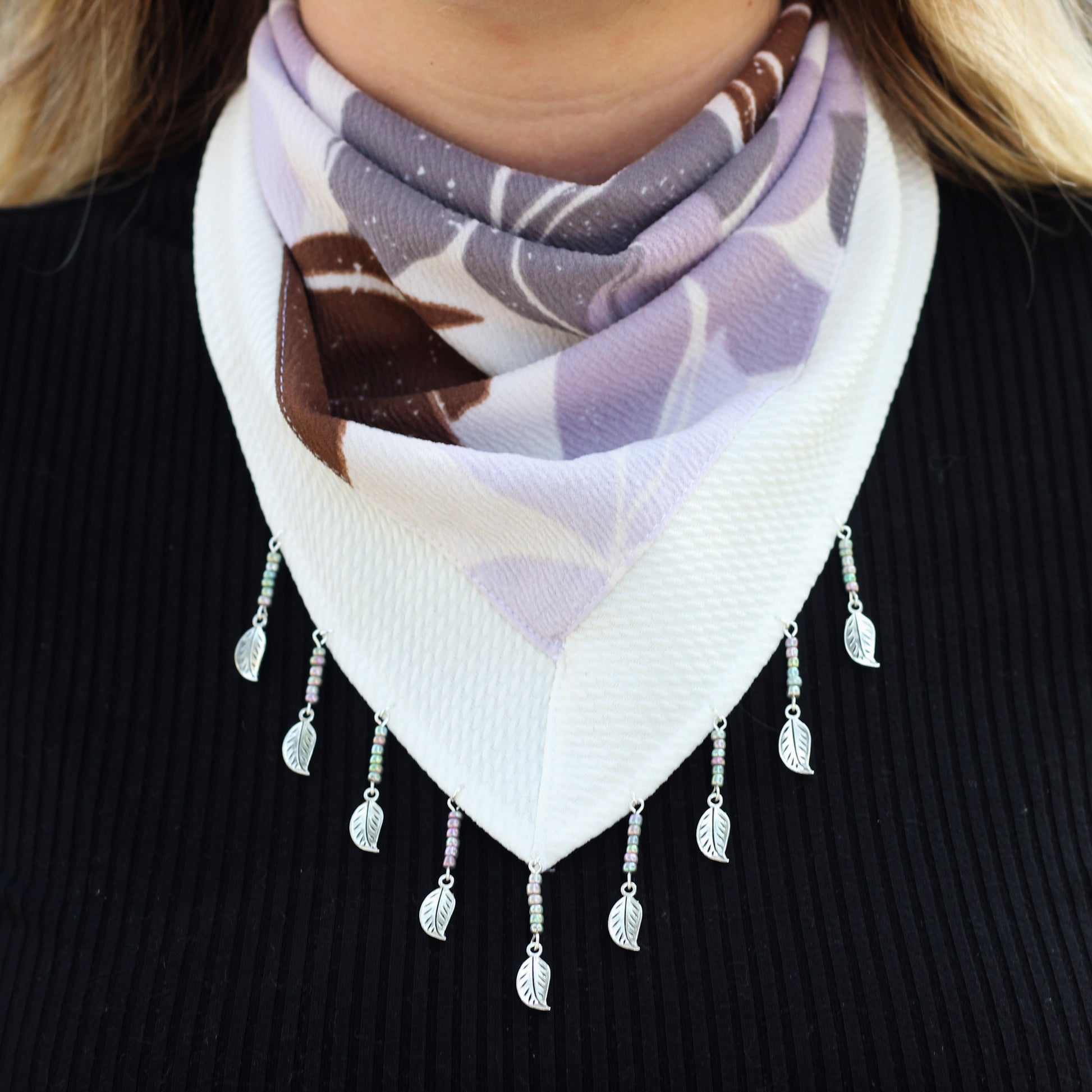 Bandana Vesna blanca, vista de detalle, hecha a mano — Elefanterosado