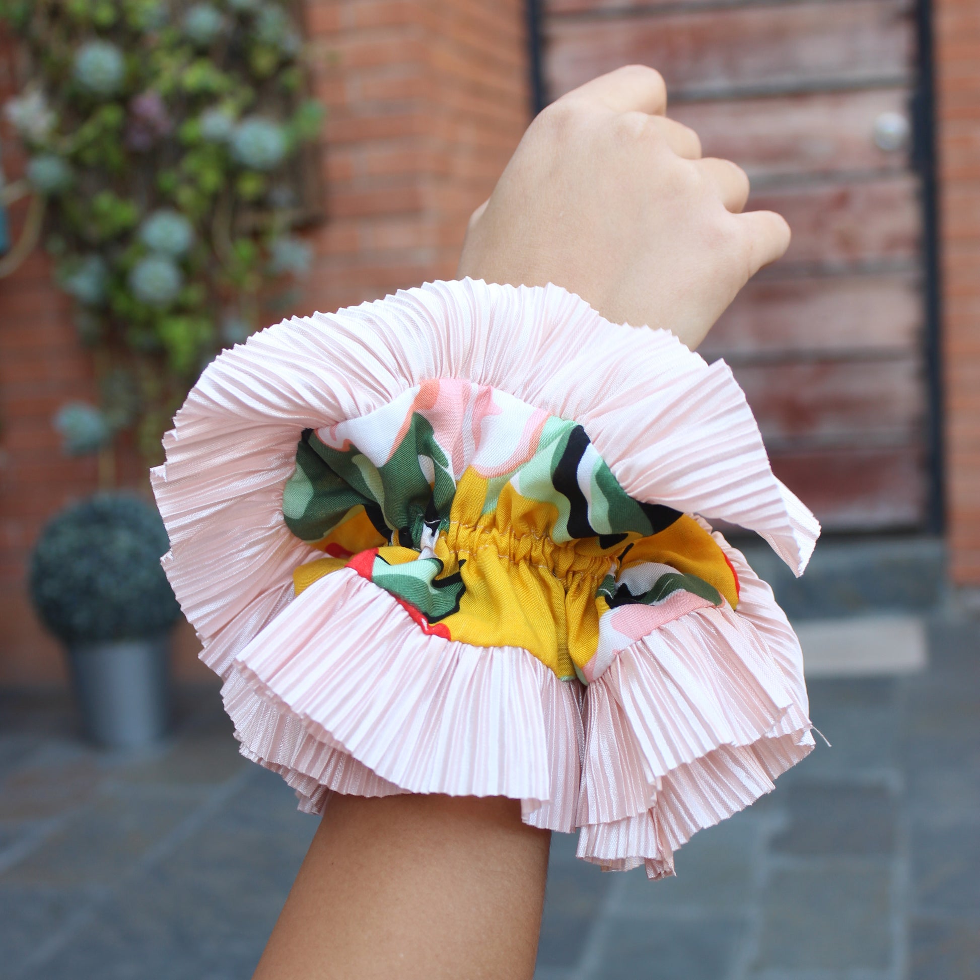 Scrunchie Yellow Flower amarillo con flores, hecho a mano — Elefanterosado