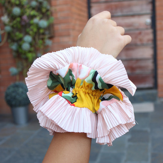Scrunchie Yellow Flower amarillo con flores, hecho a mano — Elefanterosado