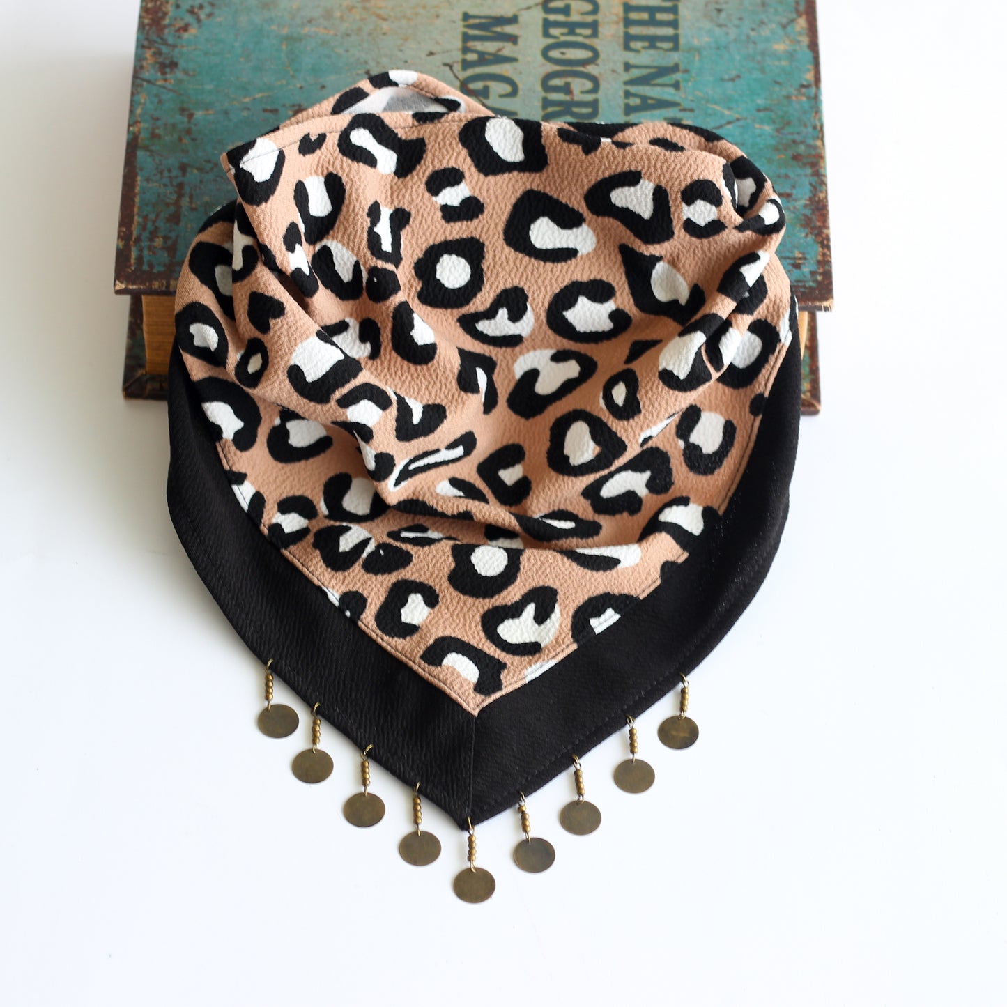 Bandana Sophia print café con blanco y negro, hecha a mano — Elefanterosado