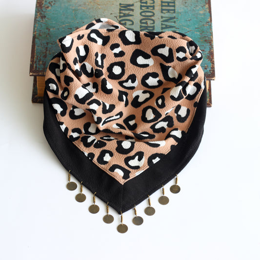 Bandana Sophia print café con blanco y negro, hecha a mano — Elefanterosado