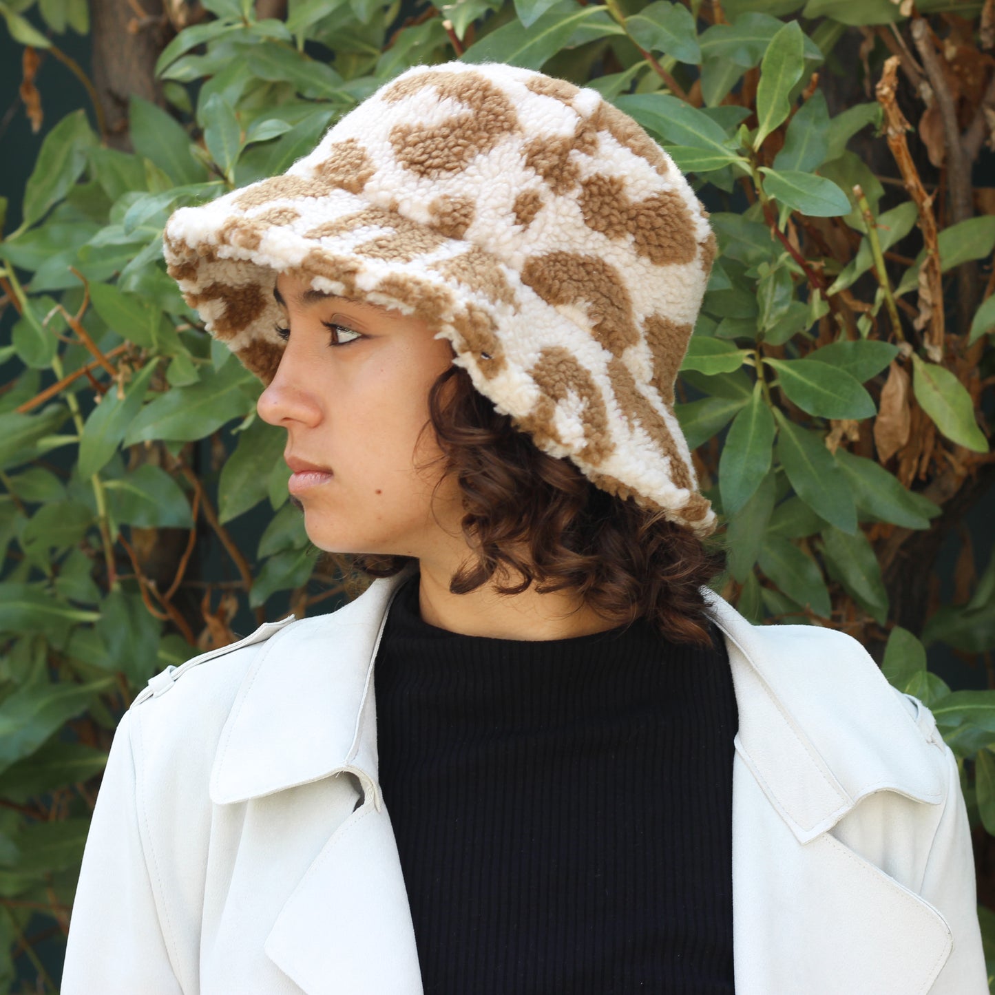 Bucket Hat café y beige, vista adicional, hecho a mano — Elefanterosado