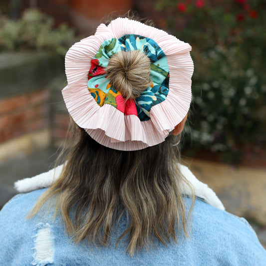 Scrunchie Petunia celeste, vista de detalle, hecho a mano — Elefanterosado