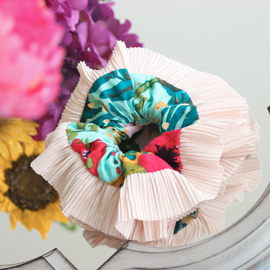 Scrunchie Petunia celeste con vuelito rosado, hecho a mano — Elefanterosado