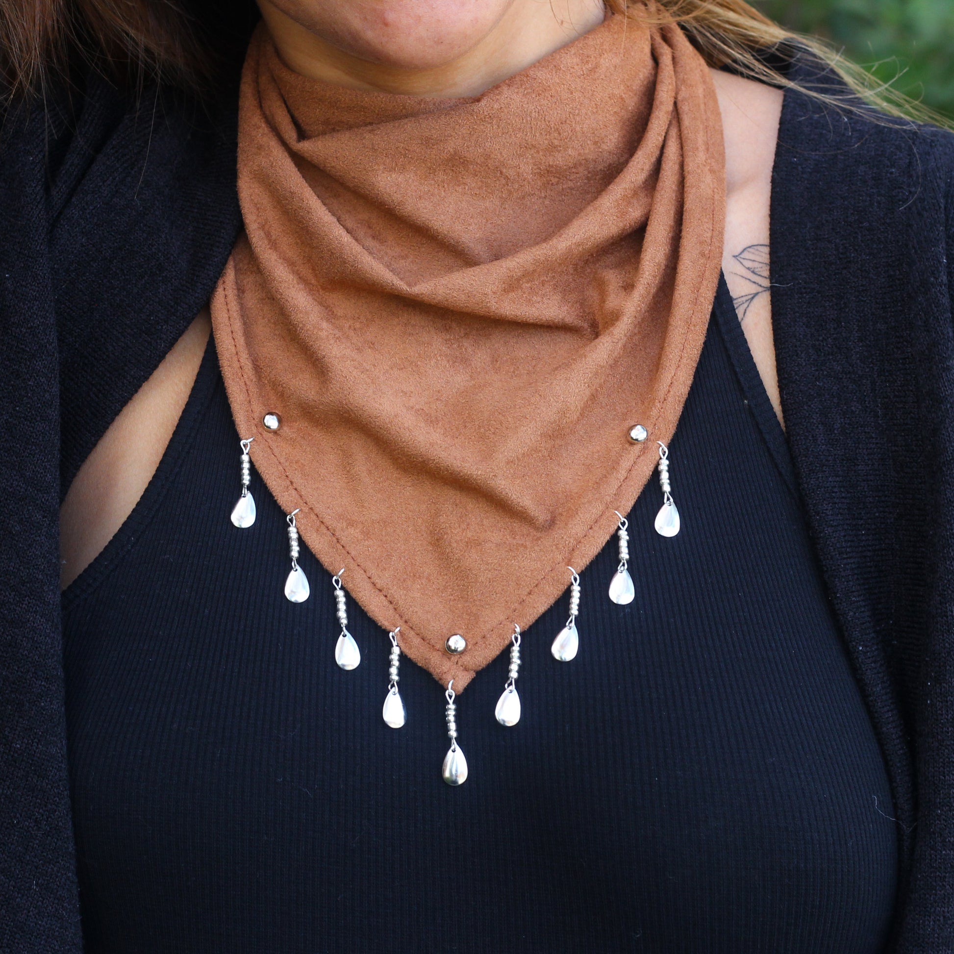 Bandana Valentina café, vista de detalle, hecha a mano — Elefanterosado