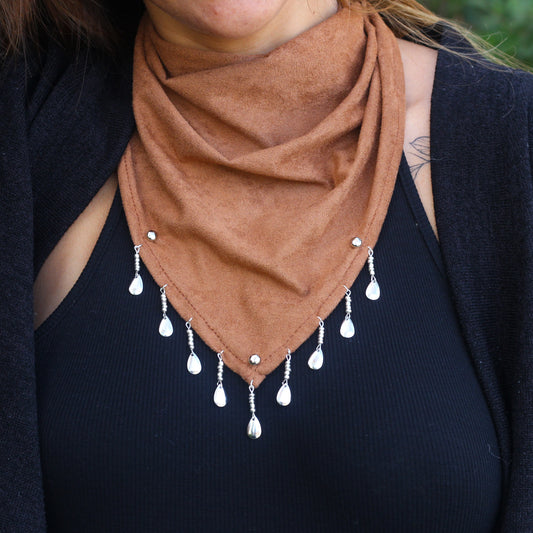 Bandana Valentina café, vista de detalle, hecha a mano — Elefanterosado