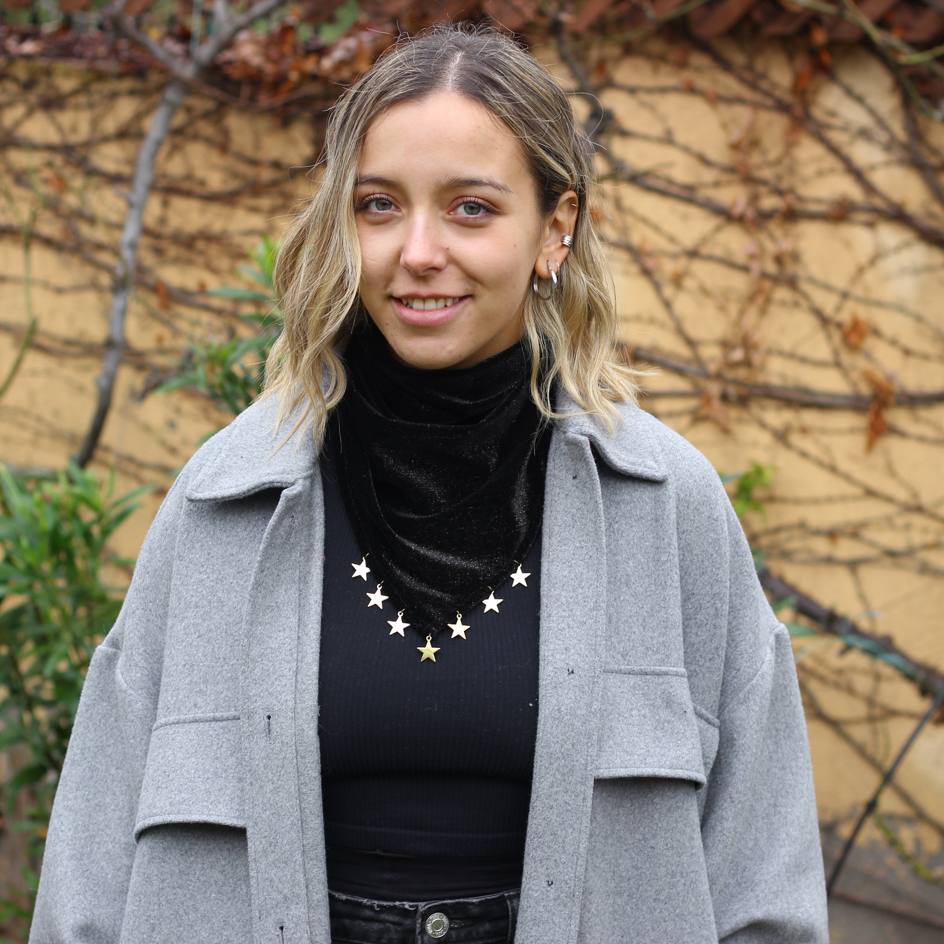 Bandana Antonella negra, vista de detalle, hecha a mano — Elefanterosado