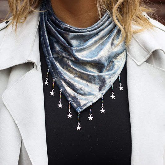 Bandana Carla celeste, vista de detalle, hecha a mano — Elefanterosado