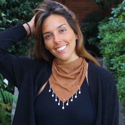 Bandana Valentina café con colgantes de gota, hecha a mano — Elefanterosado