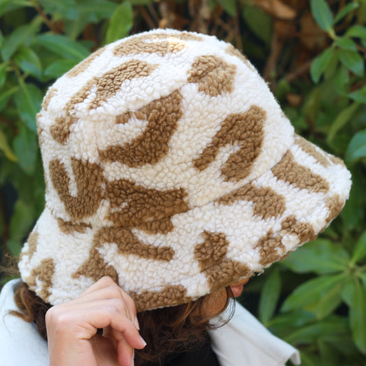 Bucket Hat café y beige, vista de detalle, hecho a mano — Elefanterosado