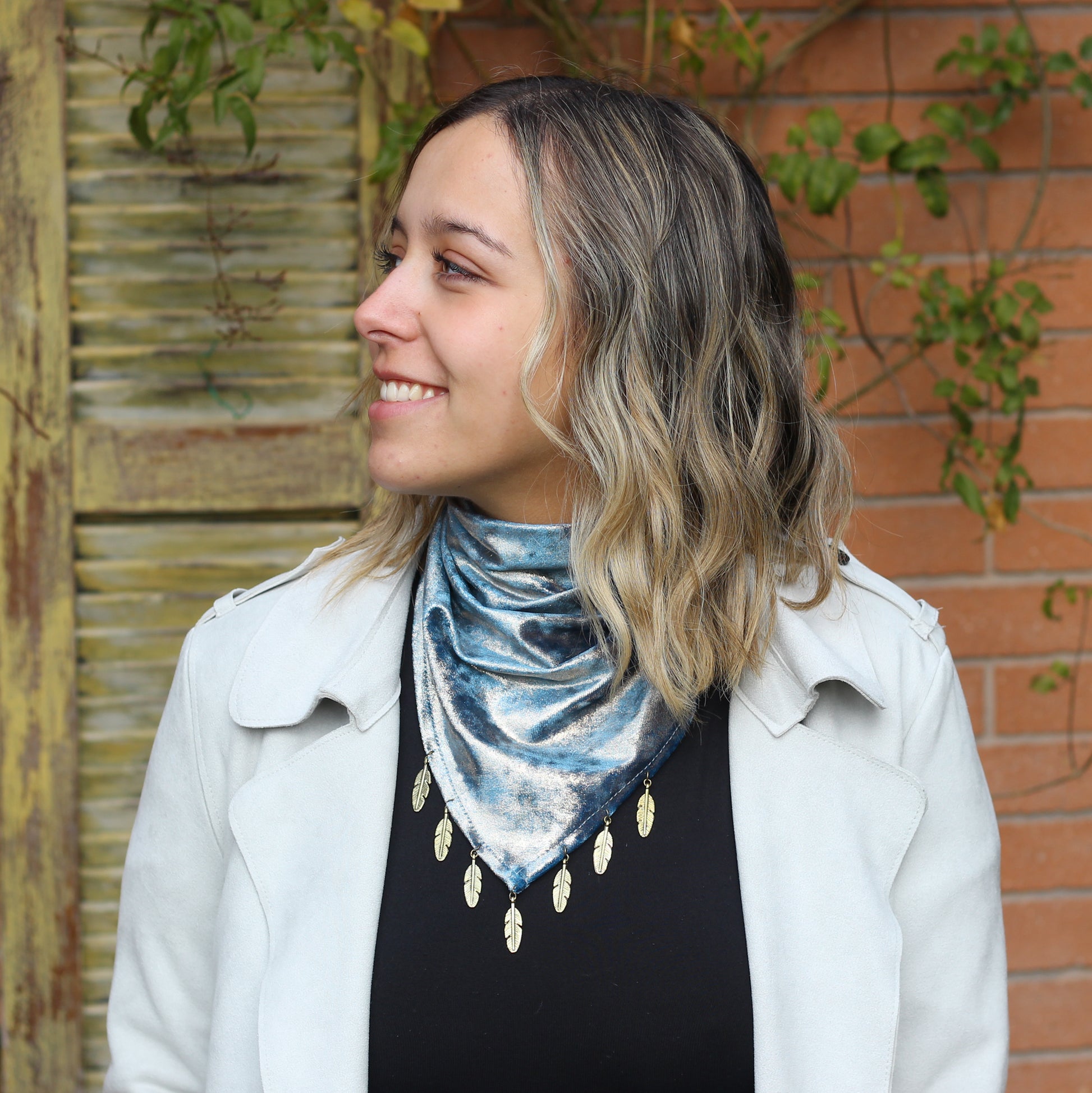 Bandana Amaira tornasol celeste con dorado, hecha a mano — Elefanterosado