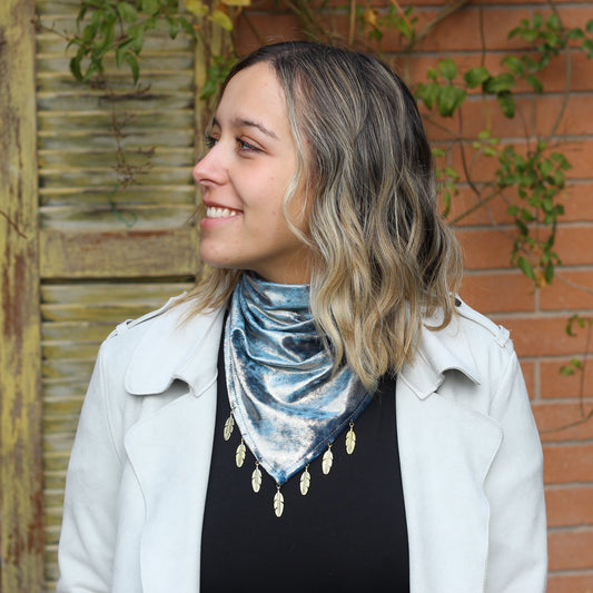 Bandana Amaira tornasol celeste con dorado, hecha a mano — Elefanterosado